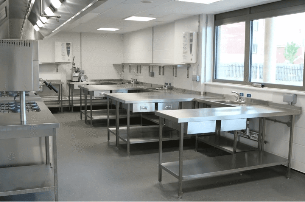 Inox 430 vs 304: Qual escolher? Principais diferenças 1 Mesas em aco inox Oficinox Inox 430 vs 304: Qual escolher? Principais diferenças