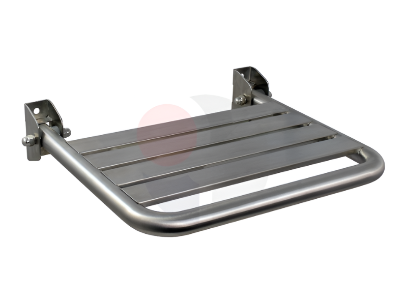 Banco Articulável Inox para Banho 1 Banco articulado em aço inox com assento tubular, estrutura reforçada e fixação em parede. Produzido sob medida conforme NBR 9050.
