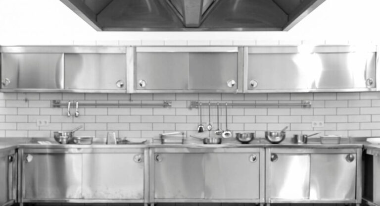 Versatilidade-em-Design-Bancadas-de-Inox-para-Cozinhas-Residenciais