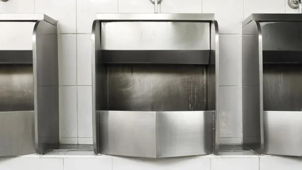 Como escolher o mictório de inox ideal para escolas de grande fluxo