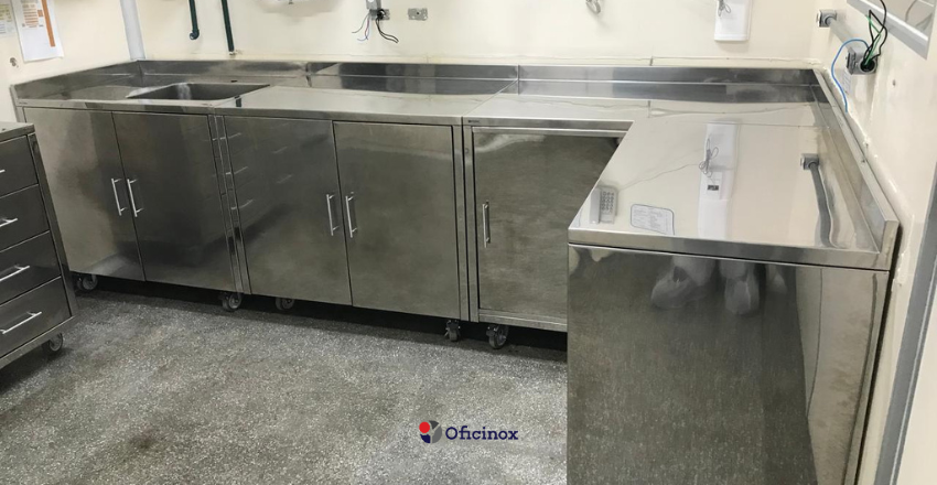 Inox polido ou escovado: conheça as diferenças 1 Gabinete Em Inox Polido Feito Sob Medida Para Ambientes Hospitalares - Oficinox