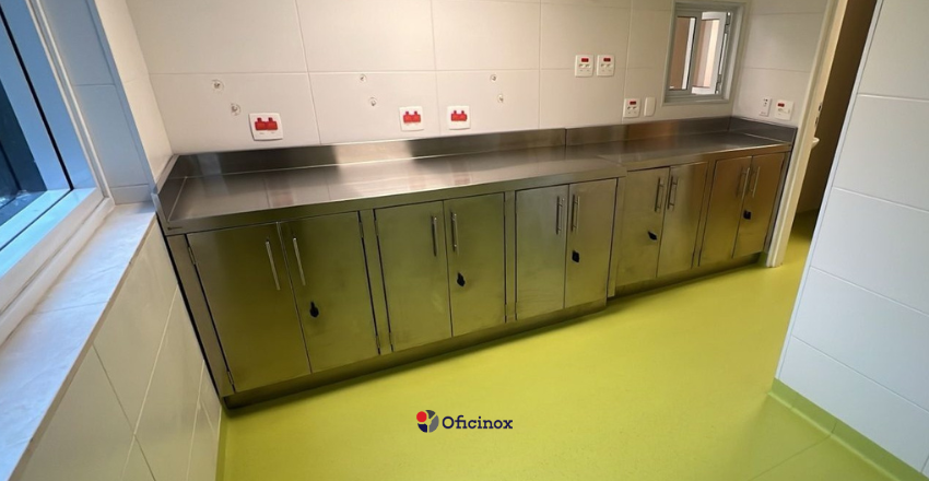 Inox polido ou escovado: conheça as diferenças 2 Gabinete Em Aço Inox Escovado Para Ambientes Hospitalares E Laboratoriais - Oficinox