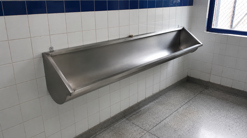 Mictórios em Inox para Escolas: Higiene, Durabilidade e Economia para Ambientes Educacionais 1 mictorio escolar em aco inox blog oficinox Mictórios em Inox para Escolas: Higiene, Durabilidade e Economia para Ambientes Educacionais